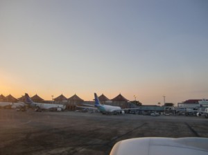 黄昏時のデンパサール空港
